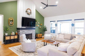 Spacious 5 bedroom 3 bath modern farmhouse in Eddy TX with pool, hot tub & Wifi